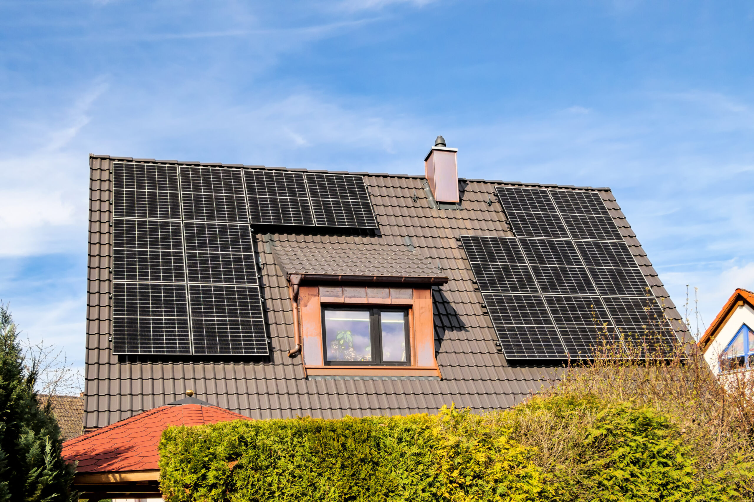 Monokristalline Solarmodule auf einem Hausdach. Bildquelle: stock.adobe.com / reimax16 Monokristalline Solarmodule auf dem Dach
