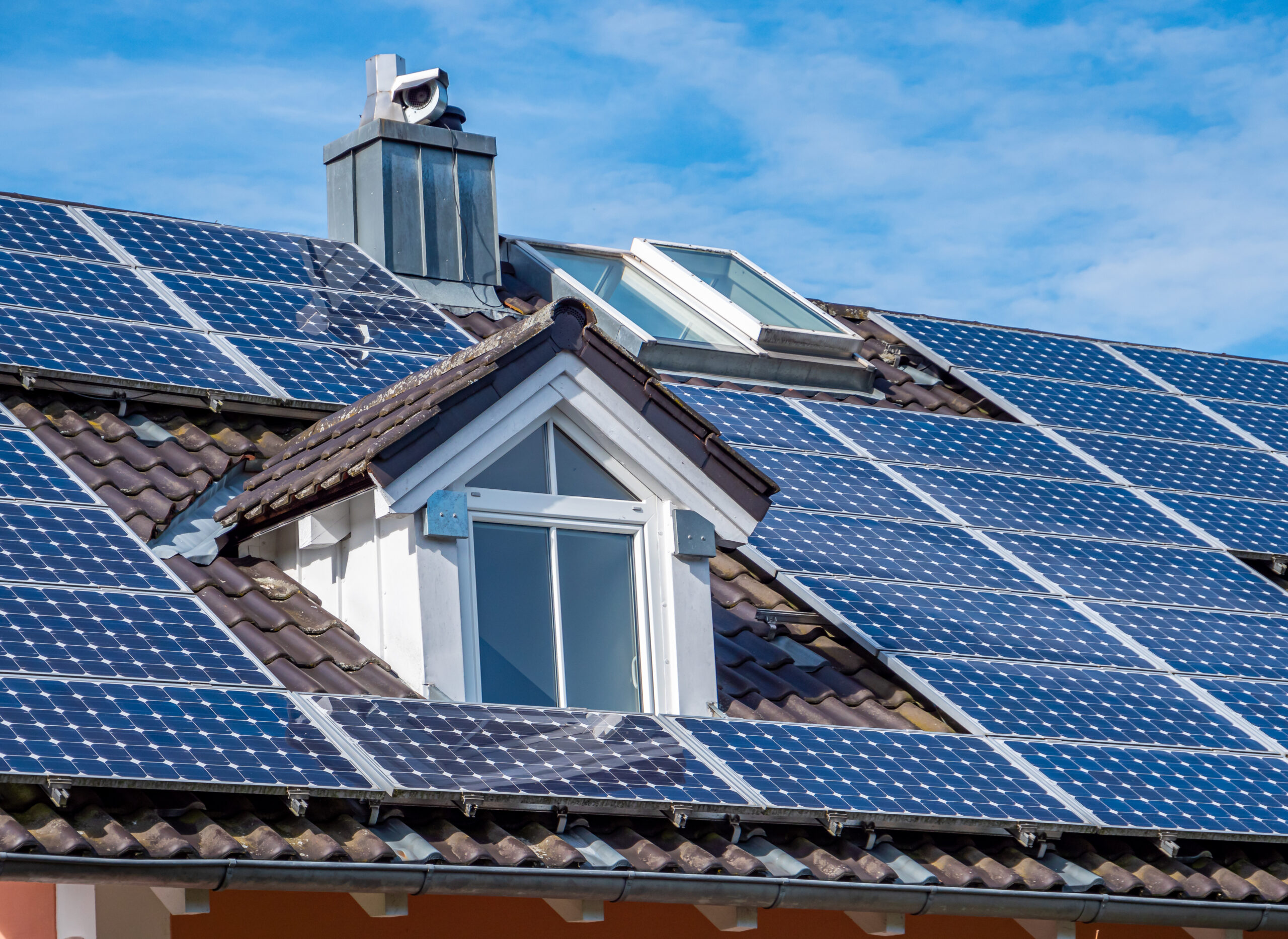 Aussparungen von PV-Modulen auf dem Hausdach PV-Module auf einem Hausdach, Dachgaube, Dachfenster und Schornstein ausgespart