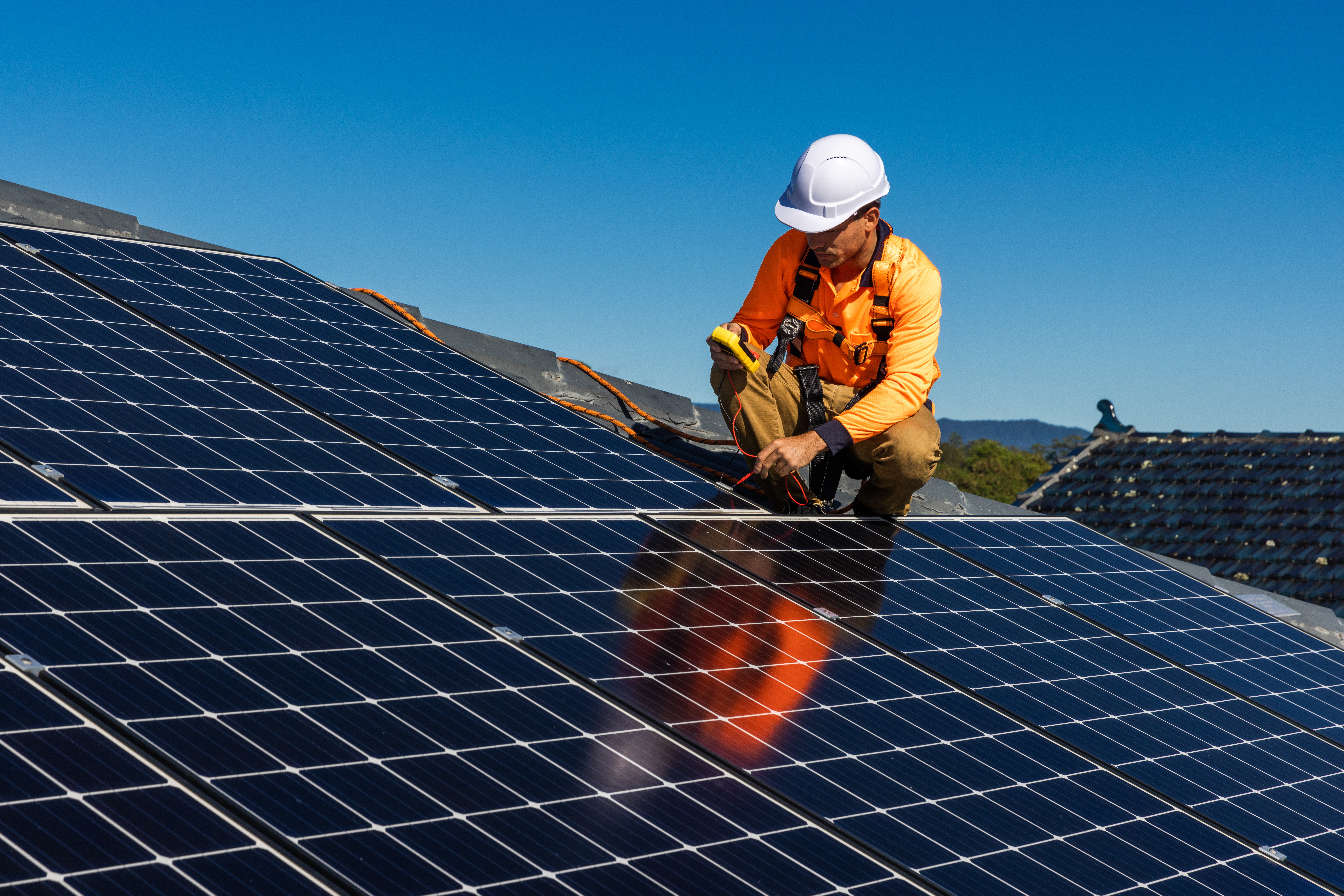 Repowering Photovoltaik Austausch (Repowering) von PV-Modulen auf dem Hausdach durch einen Solarfachmann