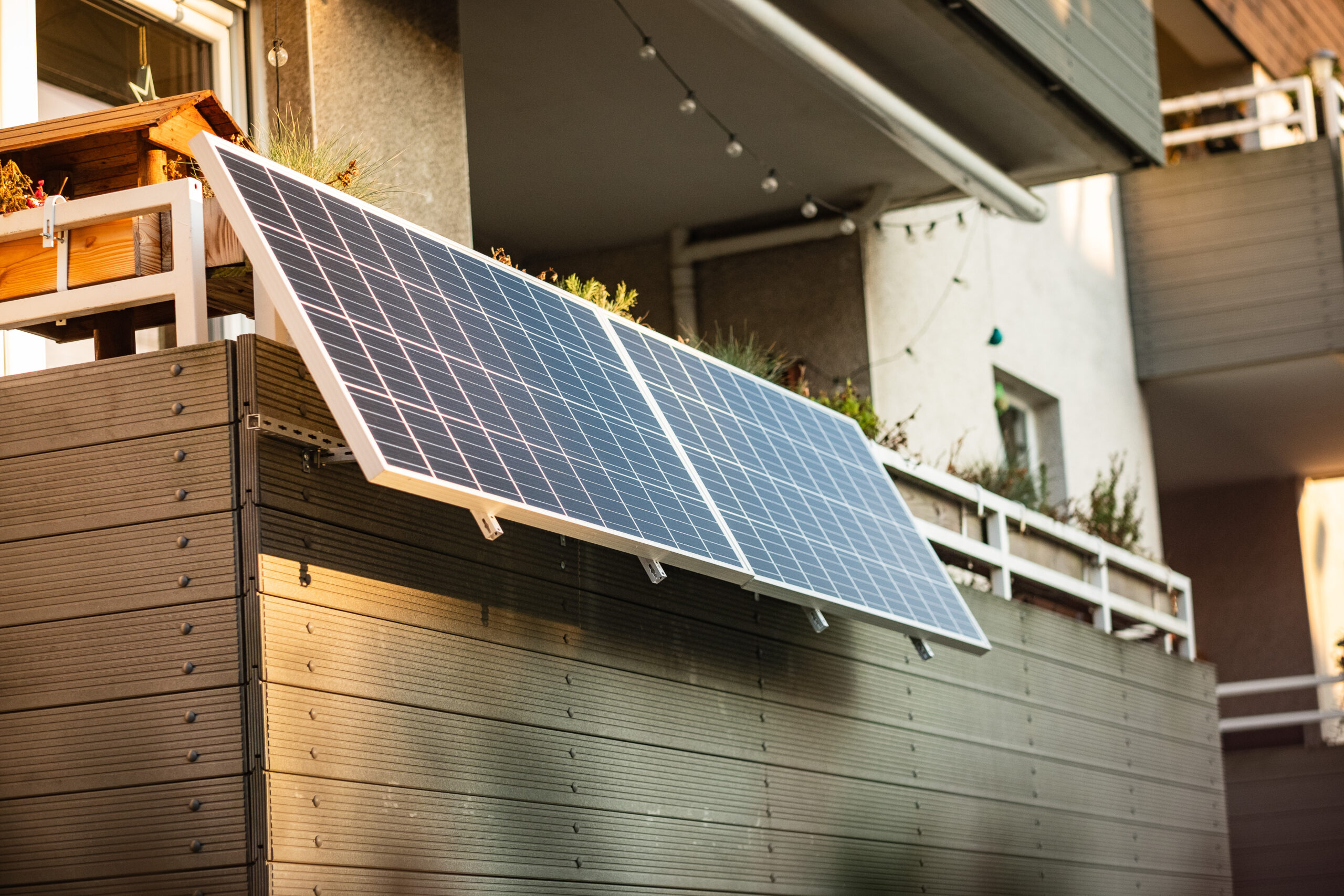Mini PV-Anlage, auch Balkonkraftwerk genannt, am Balkon eines Mehrfamilienhauses