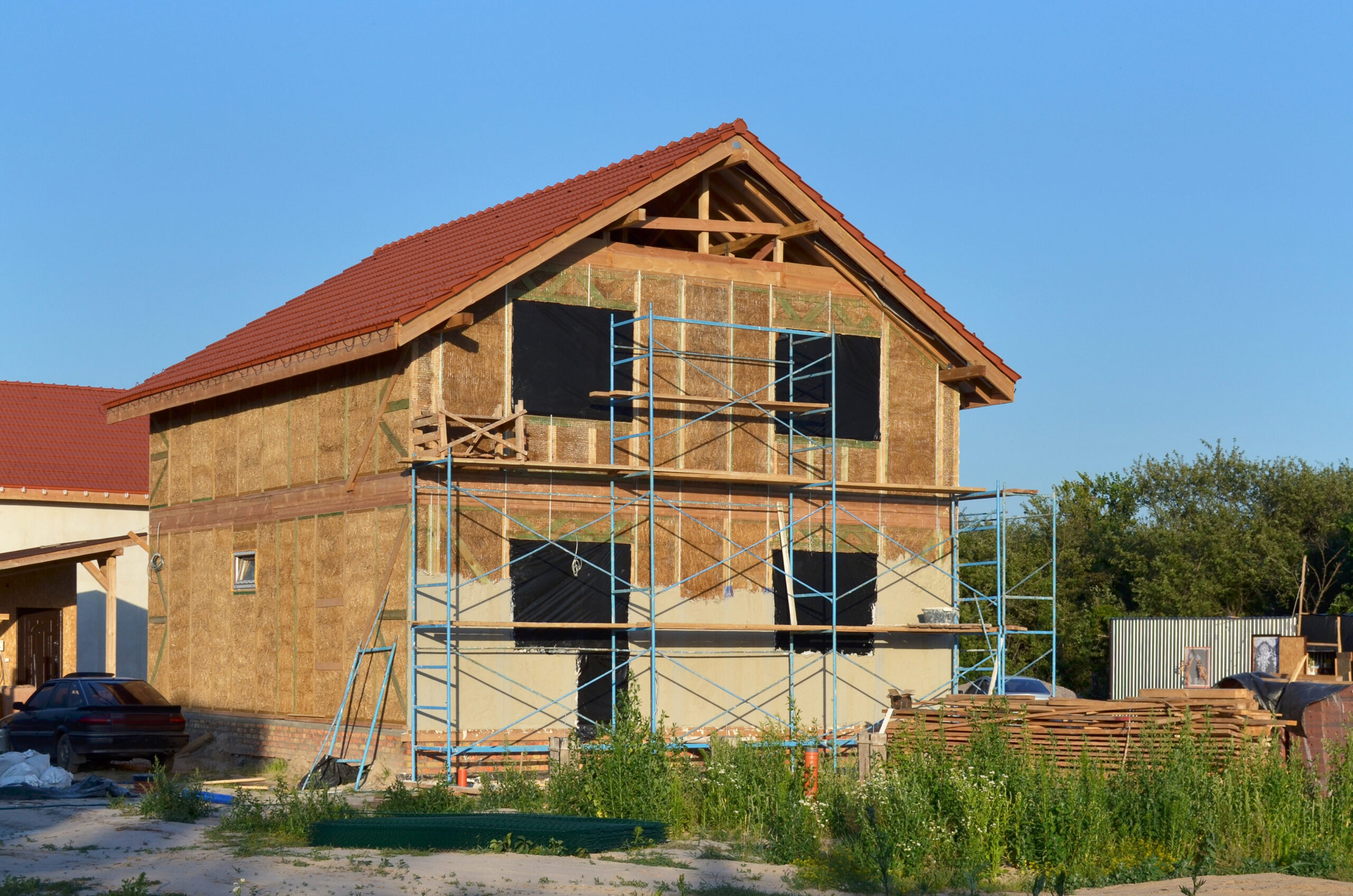 Foto von einem Haus mit Strohdämmung in Form von gepressten Baustrohballen