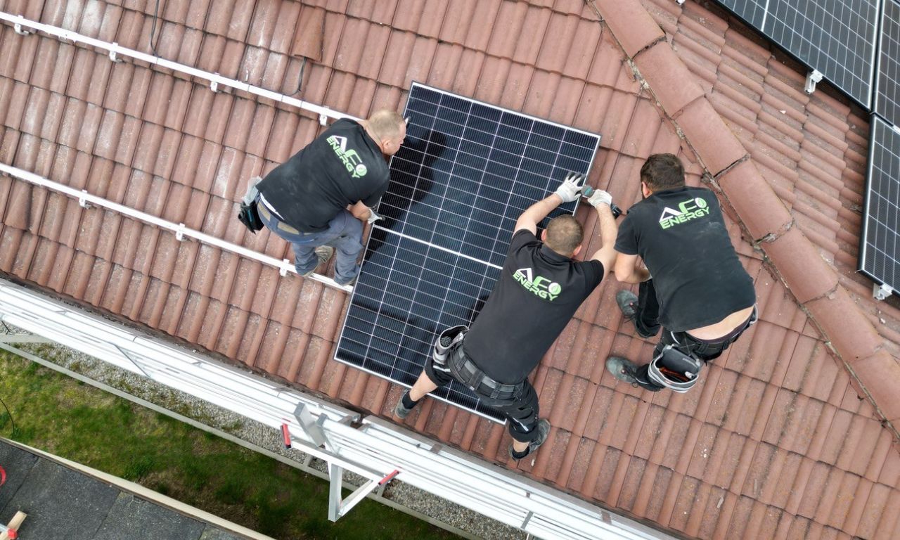 Montage eines Solarmoduls auf einem Hausdach durch drei Installateure von AF Energy