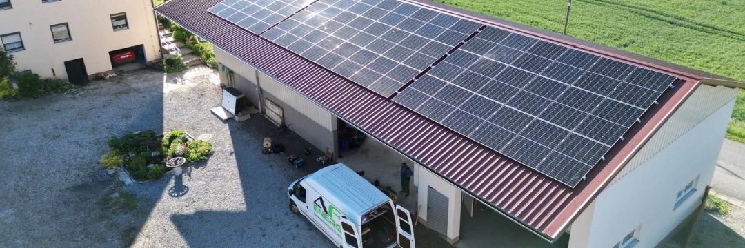 Werkhalle von AF Energy mit großflächig montierten Solarmodulen auf dem Dach